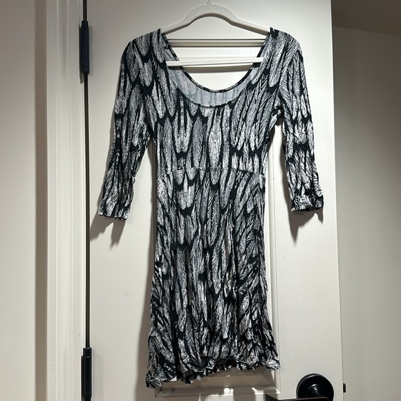 Express Quarter-Sleeve Leaves-Print Jersey Stretch Dress in Size Small - Picture 3 of 6